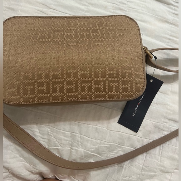 NWT Tommy Hilfiger crossbody purse - Picture 2 of 6